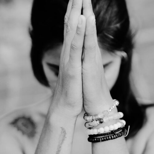 woman praying wallpaper